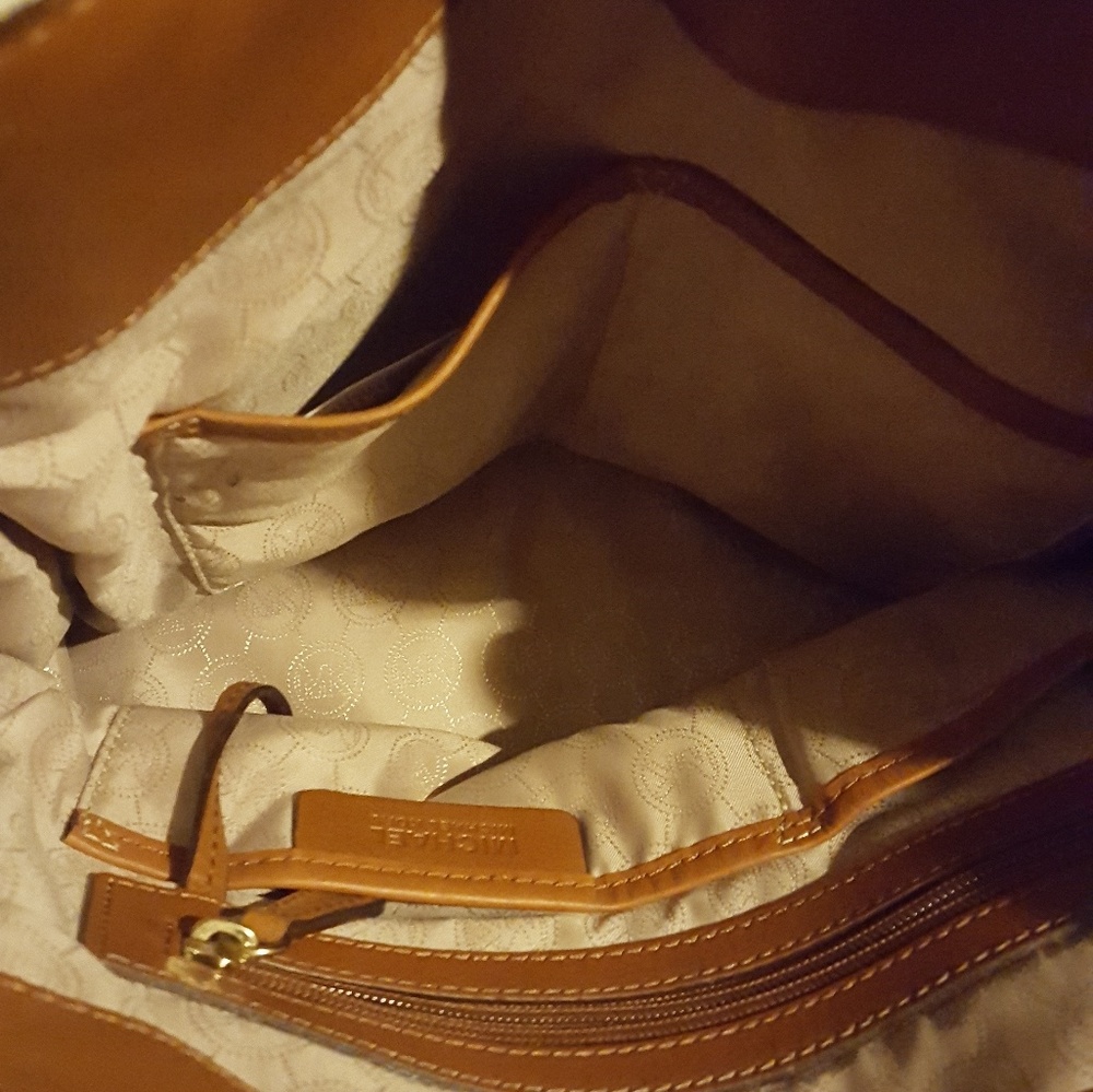 To big for me to carry i like crossbody - Picture 3 of 4